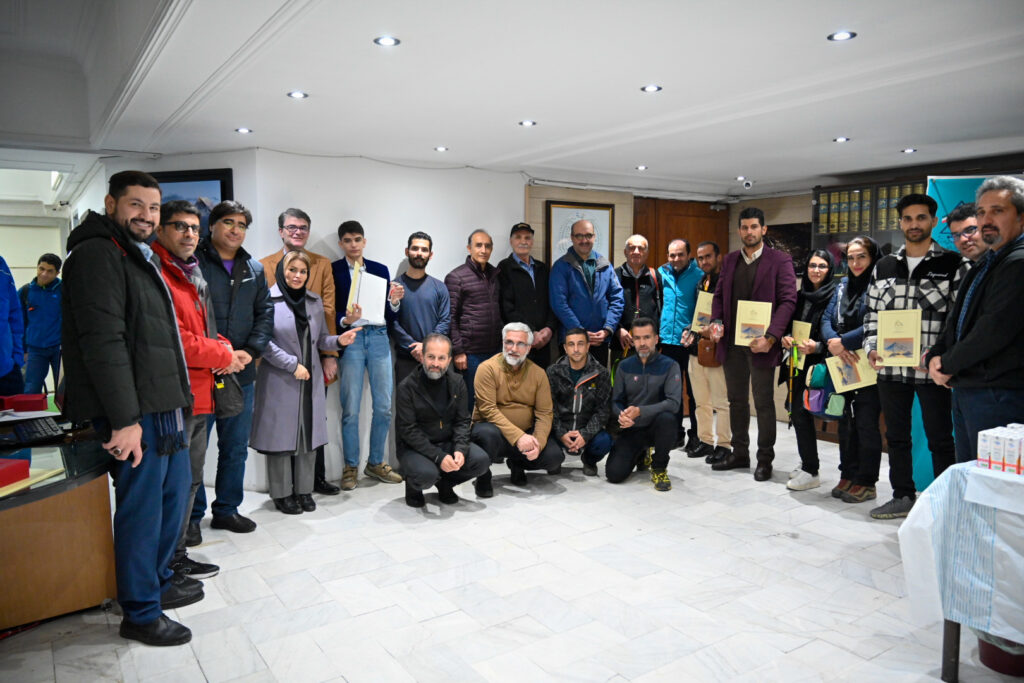 این مراسم با عکس جمعی شرکت کنندگان به پایان رسید.