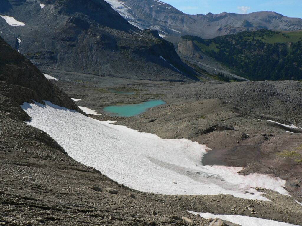 تصویر یک برفچال کوهستانی