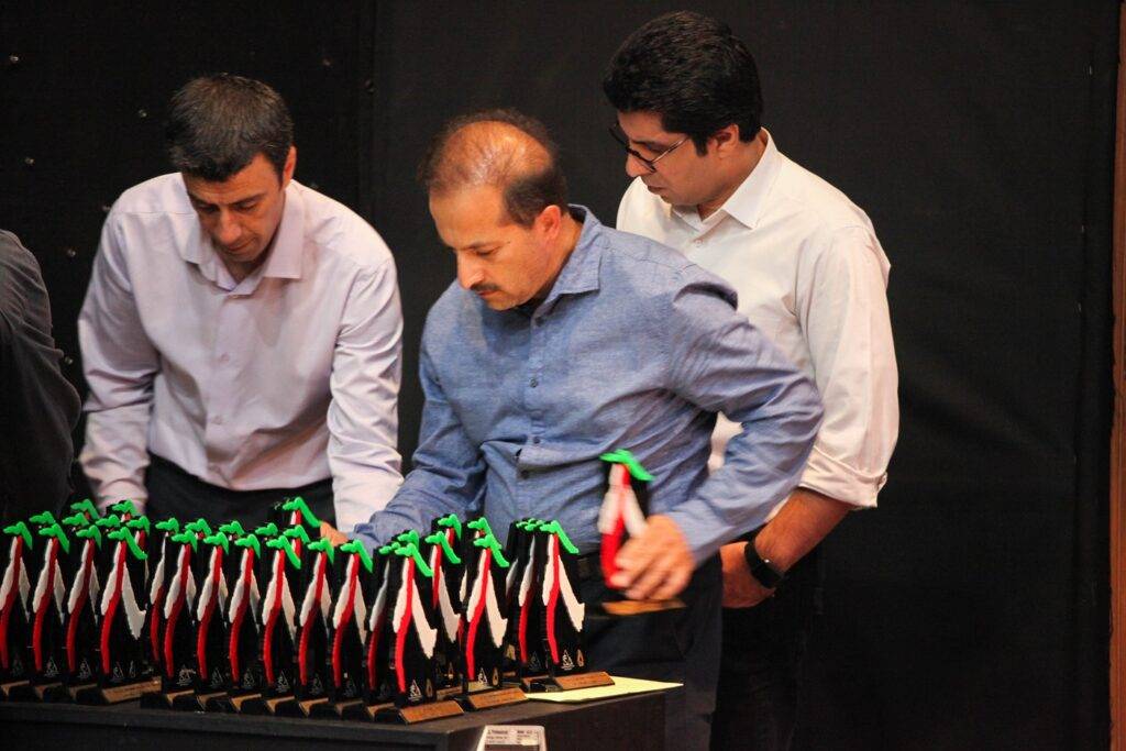 تصویری از پنجمین جشنواره صعودهای برتر اقایان رضا زارعی٫ محمود میرنوری و حسین رضایی در حین آماده کردن مراسم اختتامیه