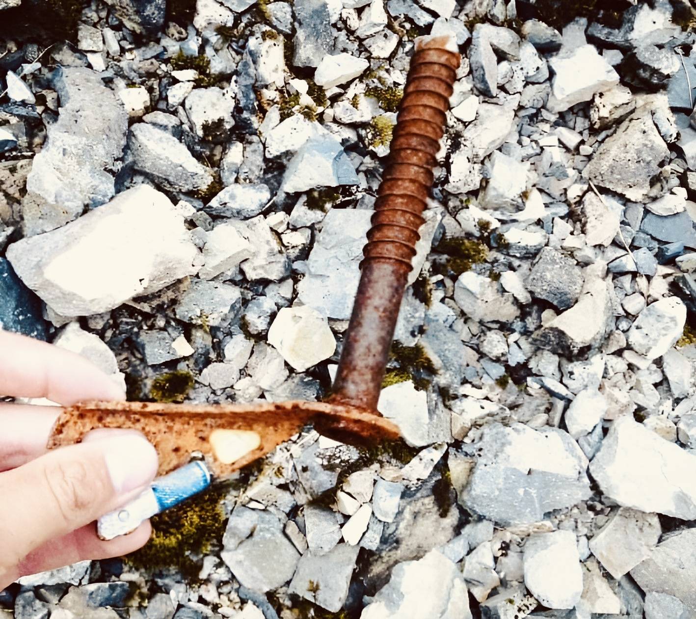 تصویر پیچ یخ زنگ زده